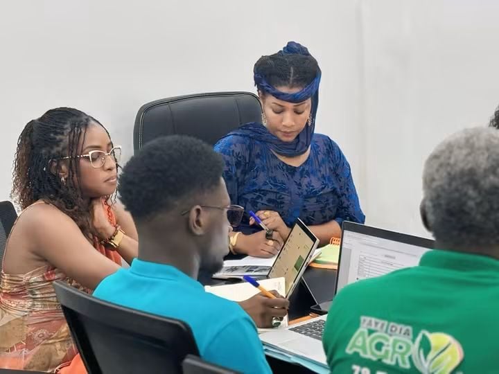 L'équipe Yaye Dia Agro en réunion de travail, autour d'une table avec ordinateurs et dossiers