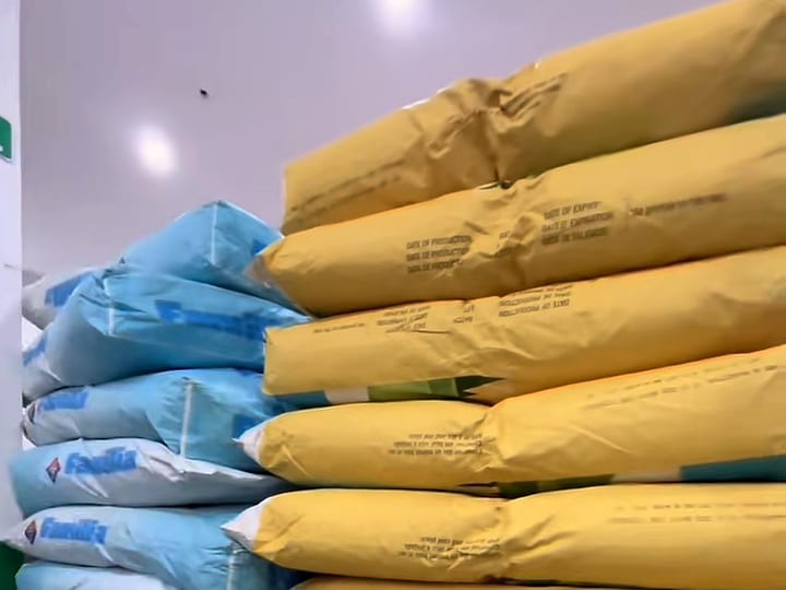 Sacs de riz empilés dans le magasin Yaye Dia Agro