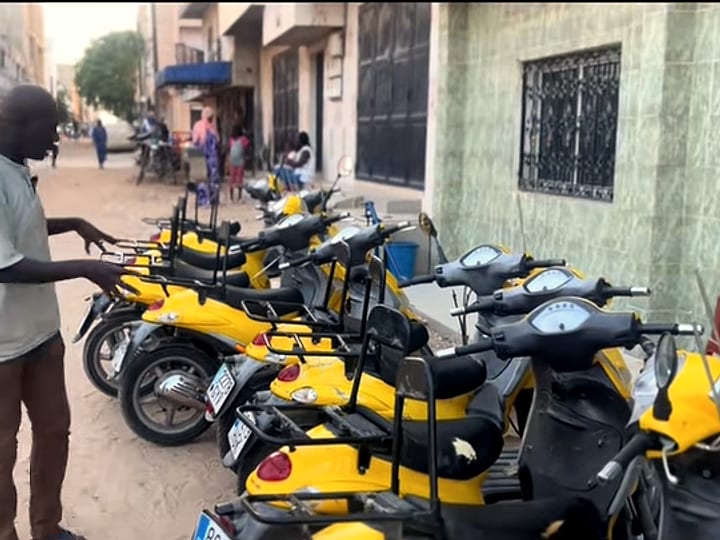 Motos jaunes alignées, disponibles chez Yaye Dia Agro