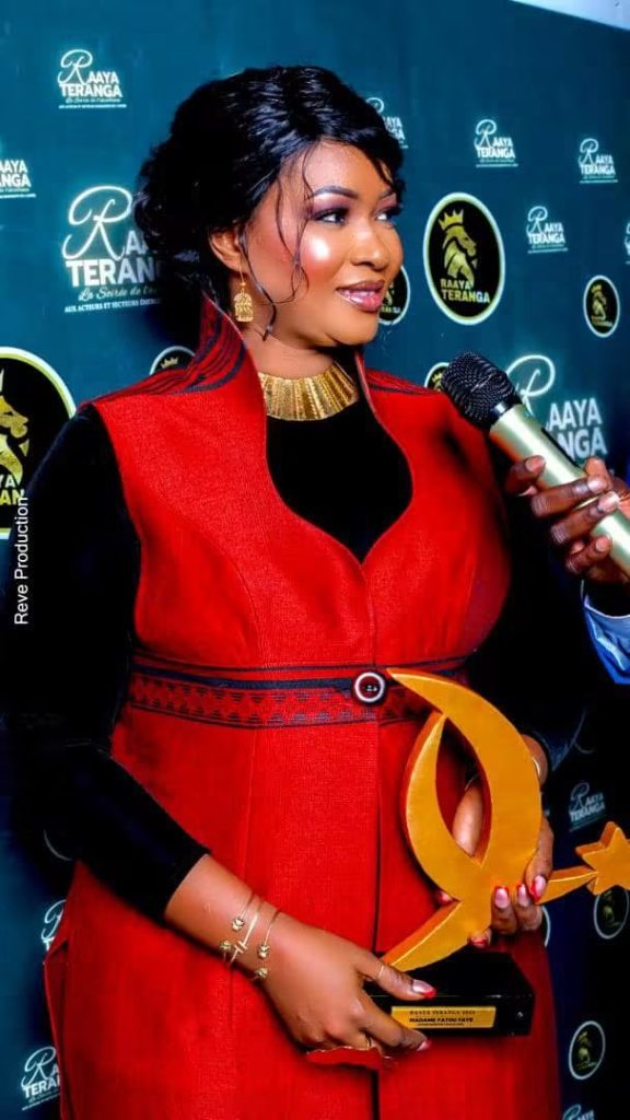Mme Fatou Faye, de Yaye Dia Agro, reçoit son trophée lors de la soirée Raaya Téranga